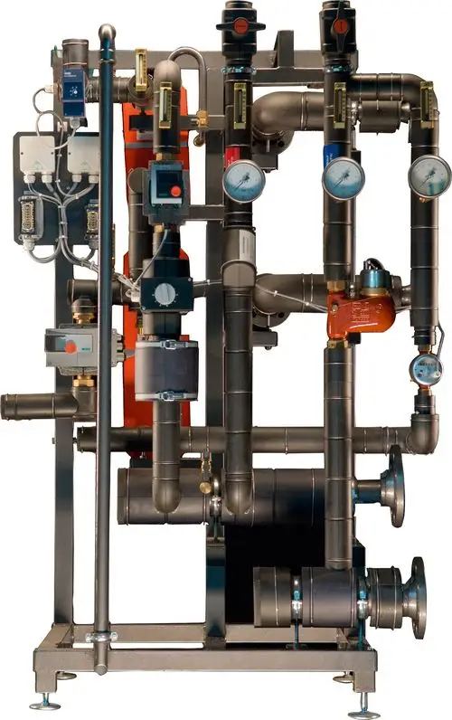 Modul von Bosch mit mehreren Rohrleitungen, Ventilen und Druckmessgeräten, zur Verwendung in einem Heizsystem. Übersichtliche Anordnung auf einem stabilen Rahmen.